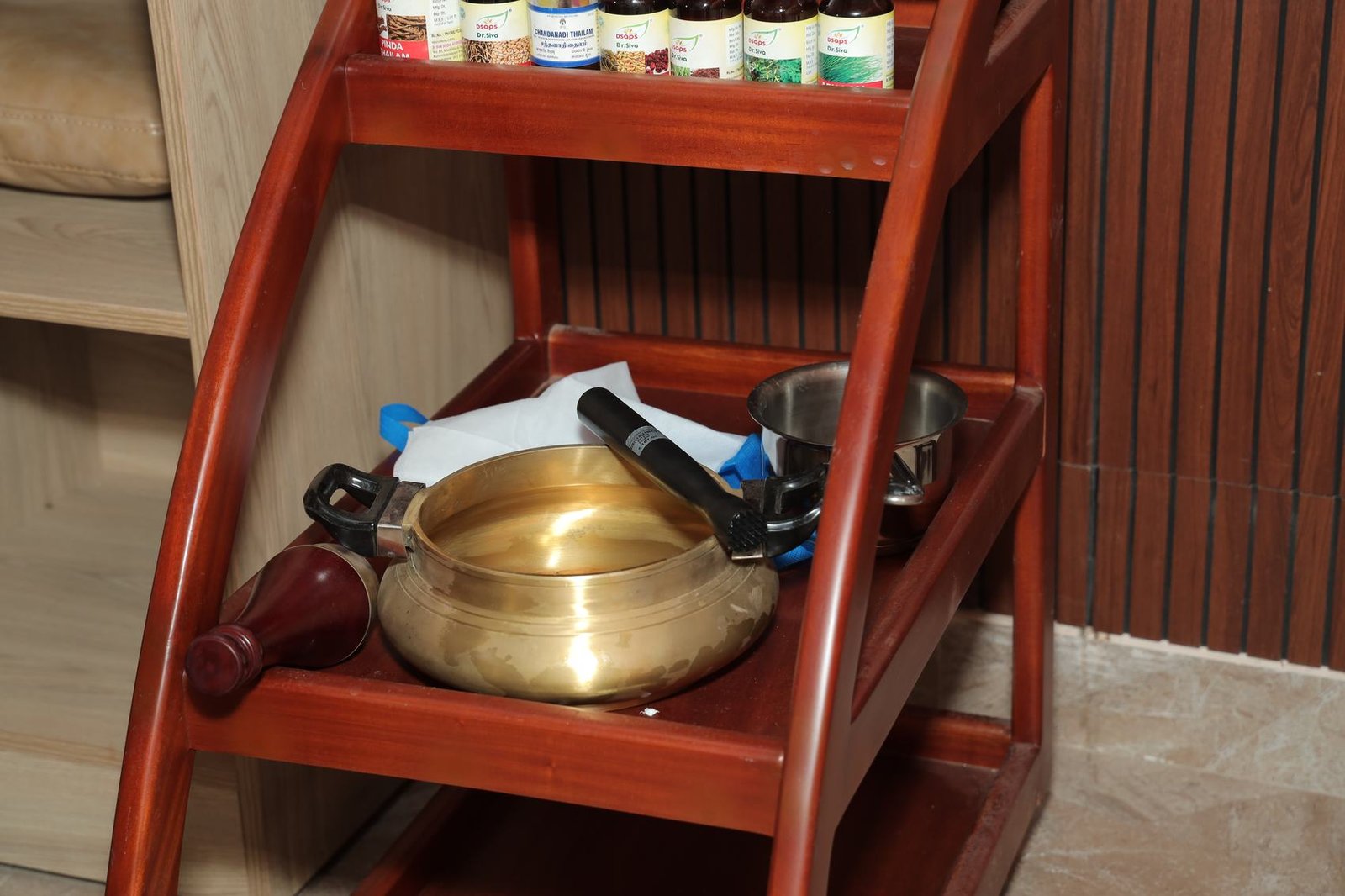 Treatment room with Dhara stand